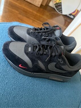 Nike Men’s Black and Gray Air Max 1